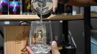 El destilado de autor que nació en Roca, se produce en Cervantes y ya viaja por el mundo