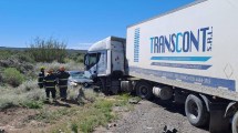 Imagen de Choque en Ruta 22: un camión y un auto protagonizaron un siniestro en Valle Medio