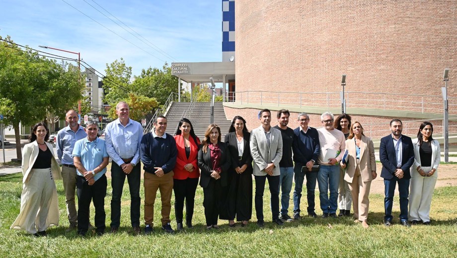 Rodrigo Buteler (Cipolletti), María Emilia Soria (Roca), Marcelo Román (Allen), Daniela Salzotto (Catriel), Enrique Rossi (Cinco Saltos), Daniel Hernández (Campo Grande) y Horacio Zuñiga (Contralmirante Cordero). Foto: Flor Salto.