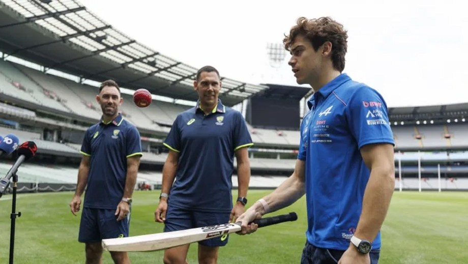 El argentino jugando al cricket en el Melbourne Cricket Ground junto a Glenn Maxwell y Scott Boland.
