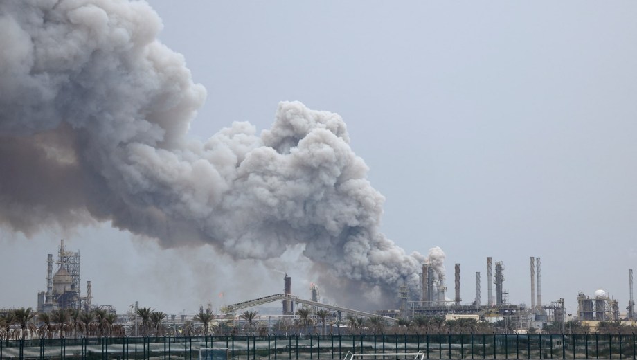 Columnas de humo tras un ataque contra la refinería Bapco en la isla de Sitra, Baréin, el pasado 9 de marzo. (Foto: gentileza Reuters)
