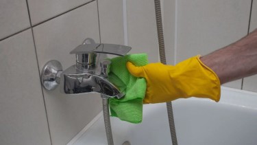 Ni vinagre ni bicarbonato: el truco simple para quitar el sarro de las canillas y del inodoro