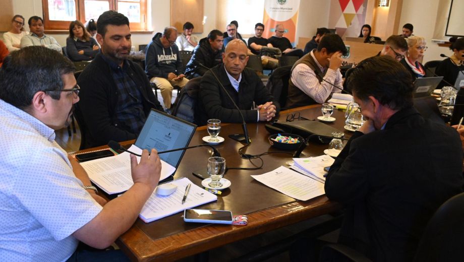 En comisión de Gobierno y Legales, los concejales de Bariloche iniciaron el análisis del pliego de licitación por el basural. Foto: Chino Leiva