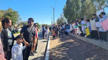 Una escuela de Cutral Co protestó con un abrazo simbólico para que no se transfieran las salas