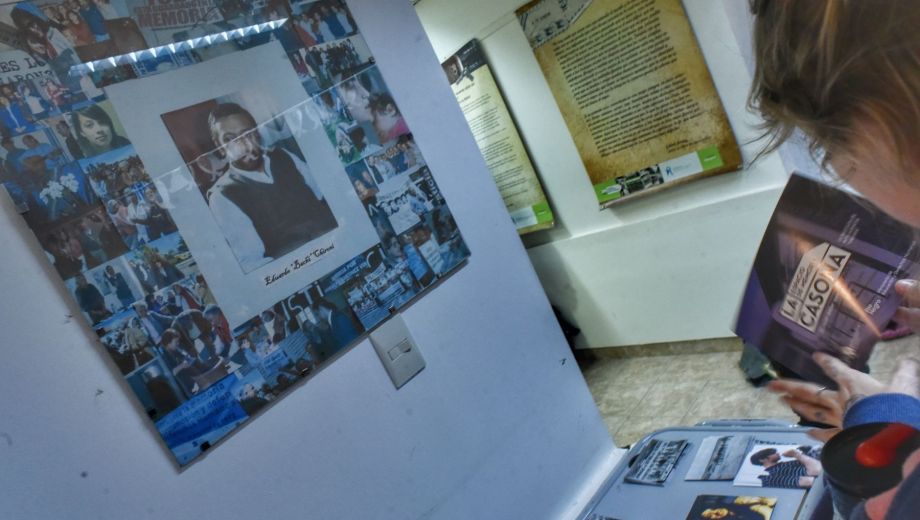 La vigilia en la Casona Bachi Chironi volvió a reunir a vecinos y organizaciones en una noche de memoria. Foto: Mauricio Martin.