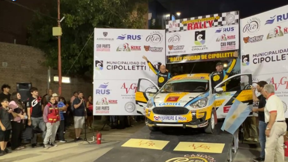 El campeón Mauro Debasa junto a Matías Aman fueron los primeros en pasar por la rampa de largada en Cipolletti.