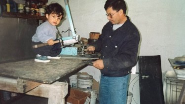 De Dina Huapi a Milán: aquel chico que aprendió de su padre hoy llega a la meca del diseño