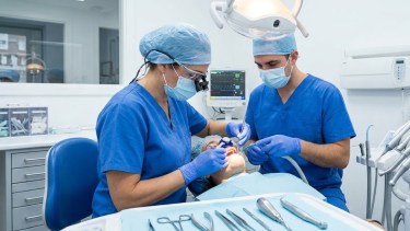 Un hombre murió durante una cirugía dental: la autopsia mostró lesiones en la vía aérea 