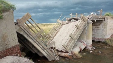 Así quedó un puente de casi 100 años en el interior de Buenos Aires: lo inhabilitaron dos días antes 