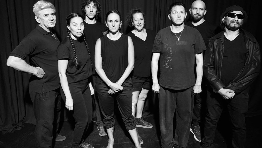 El elenco de Teatro Ciego de Bariloche vuelve a escena con una doble función de “Nefelibata, caminar las nubes”, este sábado, en Araucanía Estación Cultural.