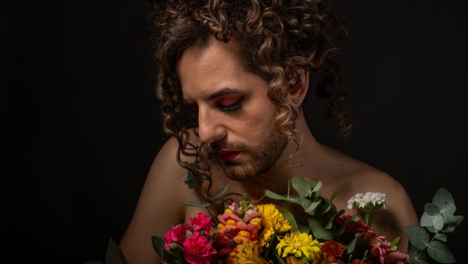 La Ferni, cantante, compositora, docente y activista trans‑no binaria de la música popular. 