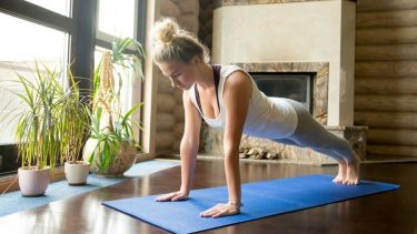 Fitness en casa: 5 ejercicios clave para mantenerte activo sin salir del living