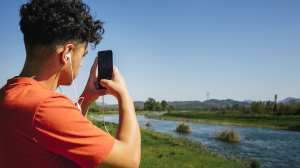 Con el celular, el paseo pasó a ser una ayuda para la naturaleza