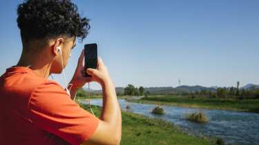 Con el celular, el paseo pasó a ser una ayuda para la naturaleza