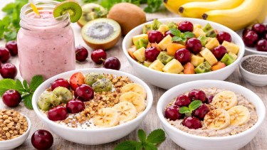 Para dormir mejor por la noche: las 3 frutas ideales que tienen melatonina, fibra y antioxidantes 