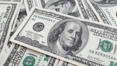 El dólar cayó y cedió otra vez debajo de los $1.400: a cuánto extendió la brecha con el techo de la banda