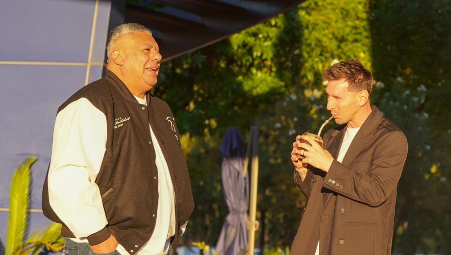Chiqui Tapia recibió a Lionel Messi en el predio de Ezeiza. (Foto: @tapiachiqui)