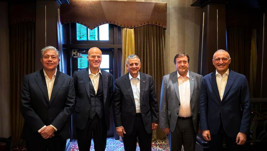 Reunión en Houston durante CERAWeek 2026 entre autoridades de YPF, Eni, gobernadores patagónicos y socios estratégicos para avanzar en el desarrollo del proyecto Argentina LNG. Foto gentileza.