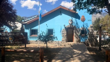 Intimidó a una empleada, robó dinero del comercio y fue detenido en una plaza de El Bolsón