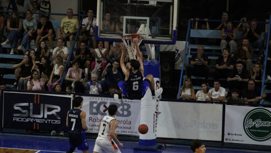 Manu Navarro, a fondo, para anotar dos puntos en La Calderita. Gran victoria del Albo. (Beto Troncozo, prensa Regina)