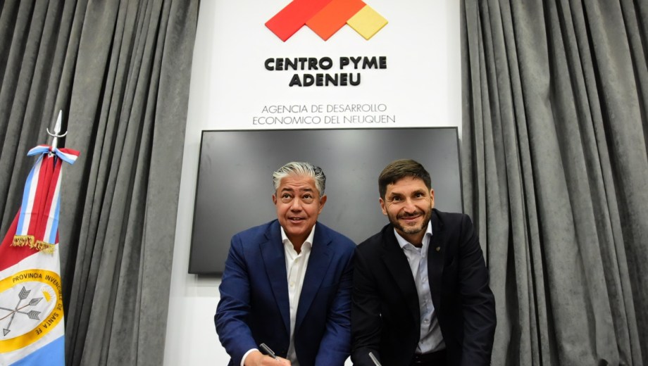 Rolando Figueroa y Maximiliano Pullaro firmaron un convenio de cooperación entre las provincias. Foto: Cecilia Maletti.