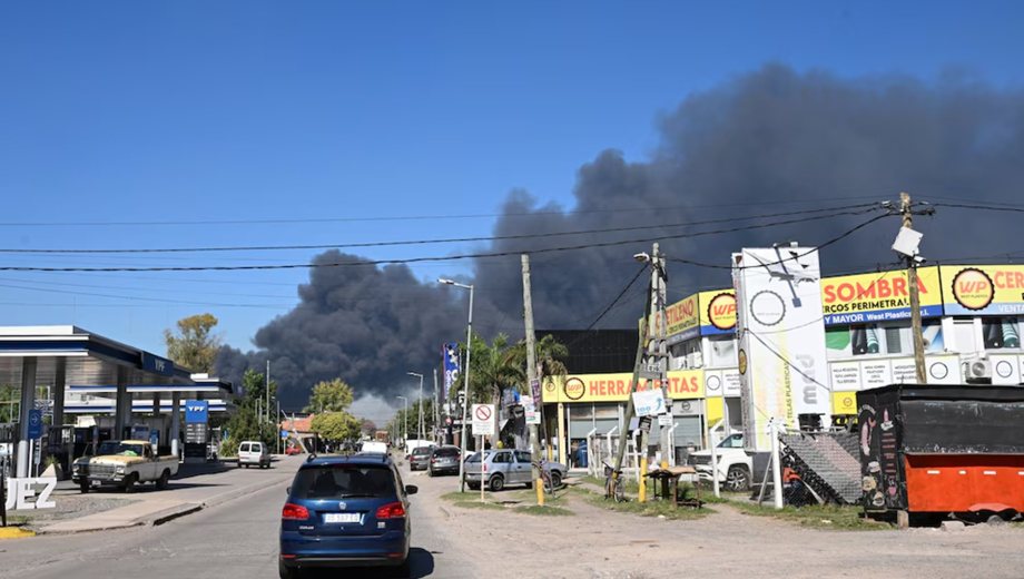 La columna de humo fue visible a varios kilómetros del lugar. Foto: Maximiliano Luna.