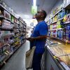 Imagen de Por qué la inflación sigue sin perforar el 2%: economistas advierten por la inercia de los precios