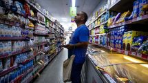 Imagen de Por qué la inflación sigue sin perforar el 2%: economistas advierten por la inercia de los precios