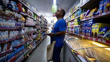 Por qué la inflación sigue sin perforar el 2%: economistas advierten por la inercia de los precios