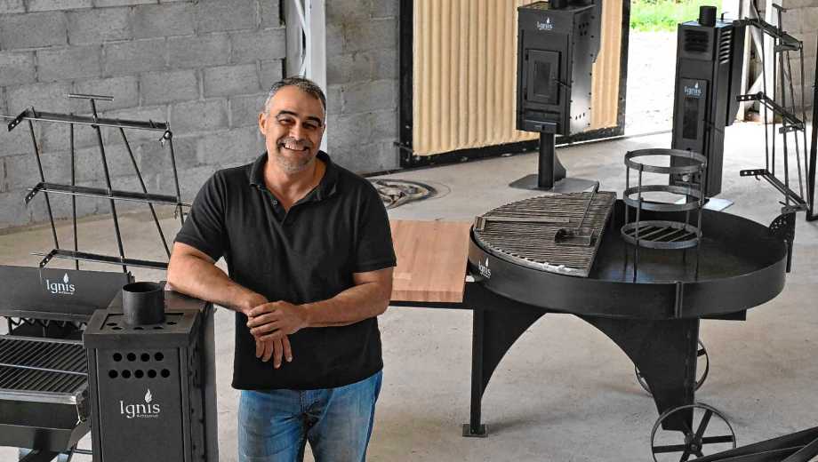 Ángel Morales y sus creaciones. Cada una de las piezas metalúrgicas que fabrica son únicas. (Foto/Andres Maripe)