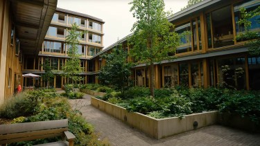 El edificio premiado que combate la soledad: así es la vivienda social del futuro para mayores de 65 años