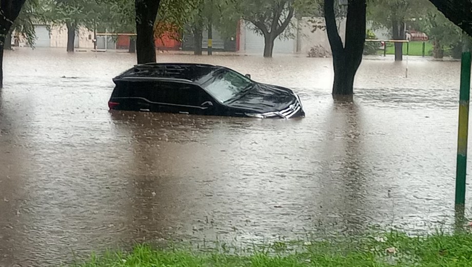 Fuertes lluvias inundaron Mar del Plata y dejaron barrios bajo el agua.