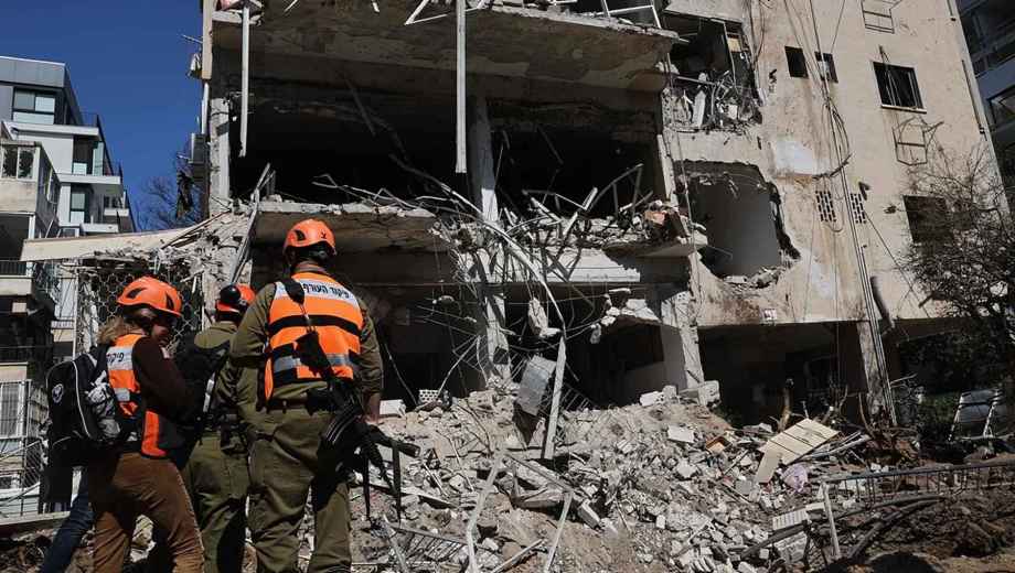 La ofensiva iraní se produjo mientras Centcom confirmó ataques de precisión sobre blancos militares.