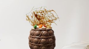 Un cóctel dentro de un huevo de Pascua: la receta viral para sorprender con un trago original