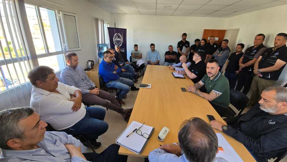 La reunión se realizó en la sede del Ministerio de Trabajo en Caleta Olivia y contó con la participación de funcionarios provinciales, operadoras y representantes sindicales del sector hidrocarburífero. Foto gentileza Gobierno de Santa Cruz.