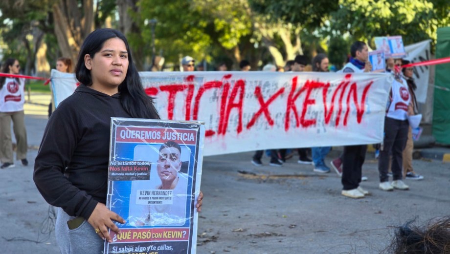Luz Núñez, pareja de Kevin Hernández, en una de las movilizaciones para exigir avances en la investigación. Foto Jorge Silva.