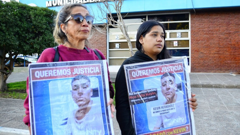 Familiares y vecinos marcharon en Lamarque a un mes de la desaparición de Kevin Hernández, con un reclamo sostenido por respuestas y justicia. Foto Jorge Silva.