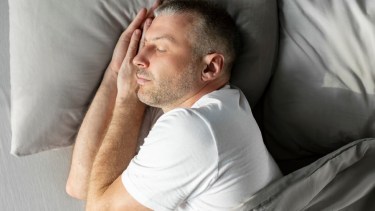 La ciencia reveló cuál es la peor posición para dormir: «Un daño silencioso a la columna» 