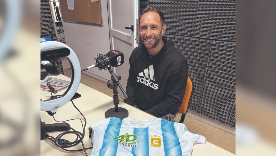 El funcionario de Deportes con la Albiceleste que se usará en la edición N° 40 de la clásica prueba. (Foto: archivo)