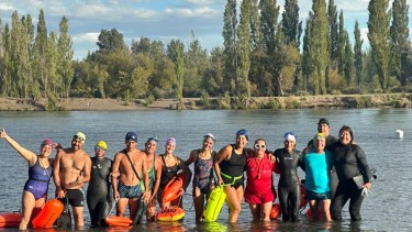 Cuando la luna ilumina el río Limay: «Locos por el agua fría» invita a nadar de noche en Neuquén