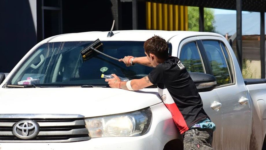 Quieren prohibir la actividad de los limpiavidrios en Neuquén. (Foto: Cecilia Maletti).