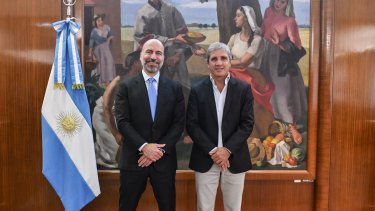 La «uberización» del trabajo: el fenómeno que reconfigura el mercado laboral y la millonaria apuesta de las plataformas