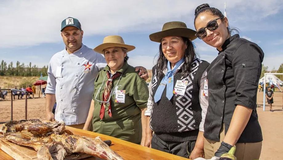 Mujeres asadoras competirán con la preparación de chivo al asador en Rincón de los Sauces. Foto: gentileza.