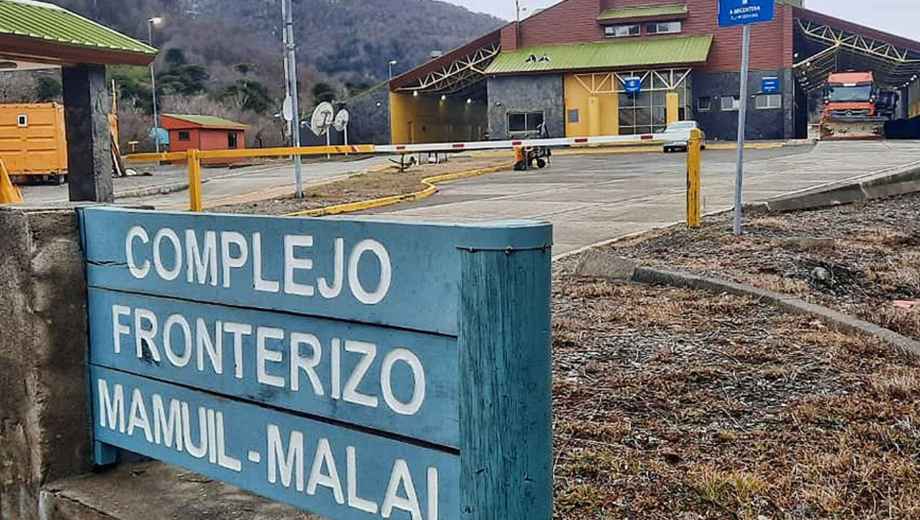 Tras la consulta con Migraciones, el hombre fue trasladado al paso fronterizo Mamuil Malal.