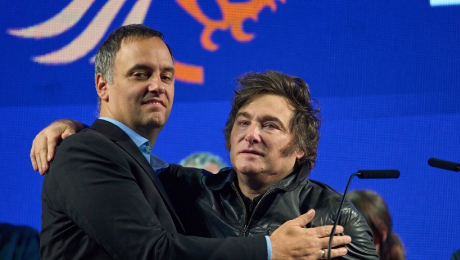 Manuel Adorni y Javier Milei.