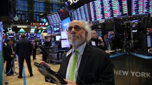 Sube el Merval, bajan los bonos y el riesgo país roza un nuevo récord anual