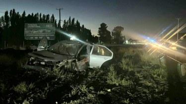 Grave vuelco sobre Ruta 7 en Centenario: dos jovenes resultaron heridos, qué se sabe de su estado de salud