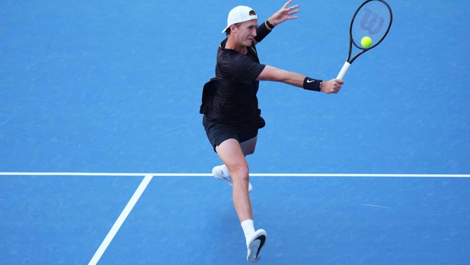 El estadounidense jugó uno de los mejores partidos de su carrera y eliminó al número uno del mundo en tercera ronda. (AFP)