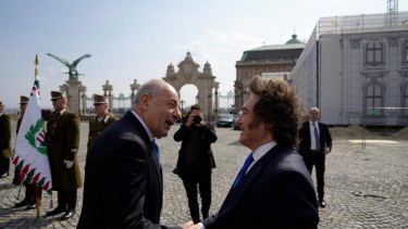 Con escala en Islas Canarias, Javier Milei ya regresa al país tras su visita a Hungría