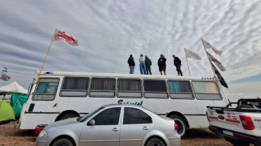 De Monte Hermoso a Neuquén: convirtieron un colectivo en motorhome y recorrieron 600 kilómetros para vivir el TC
